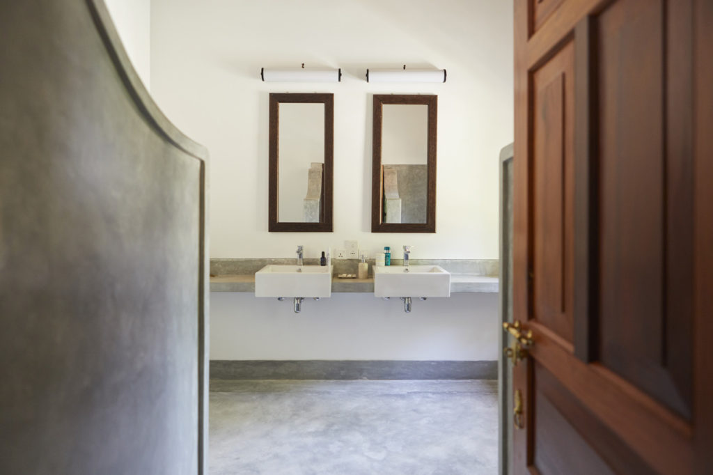 Kalukanda House bathroom
